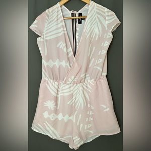 Lulus XL Pink White Palm Leaf Geometric Short sleeve Romper
